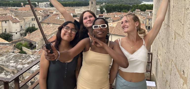 Arles EllaEGabyDesteneSophieSelfieStick2